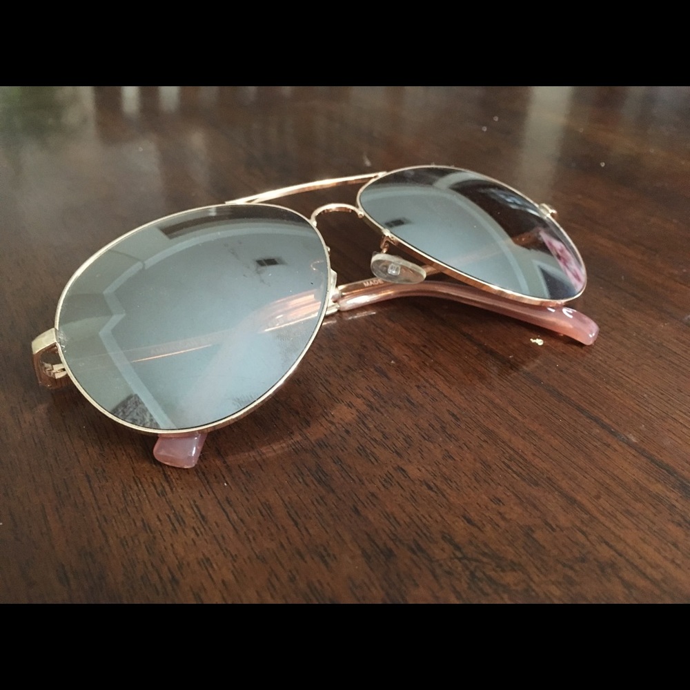 Reflective rose gold aviator shades 🍓